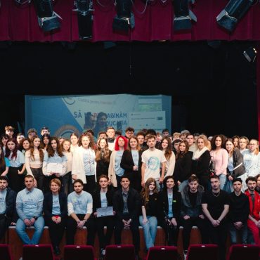 Liceenii își reimaginează educația și contribuie la crearea unei școli mai sigure, mai atractive și mai relevante